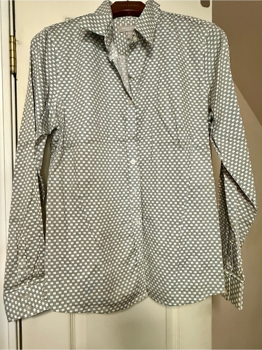 Banana Republic Gray and White Geometric Button-Up Blouse
